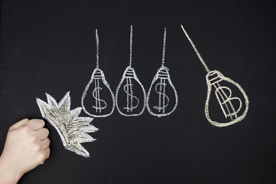 Dynamic Pricing Strategies to Maximize Online Revenue